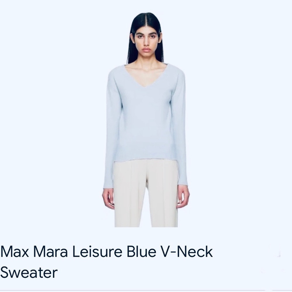 MAX MARA LEISURE NWT
Blue V-Neck lightweight Soft Sweater
Cashmere blend.